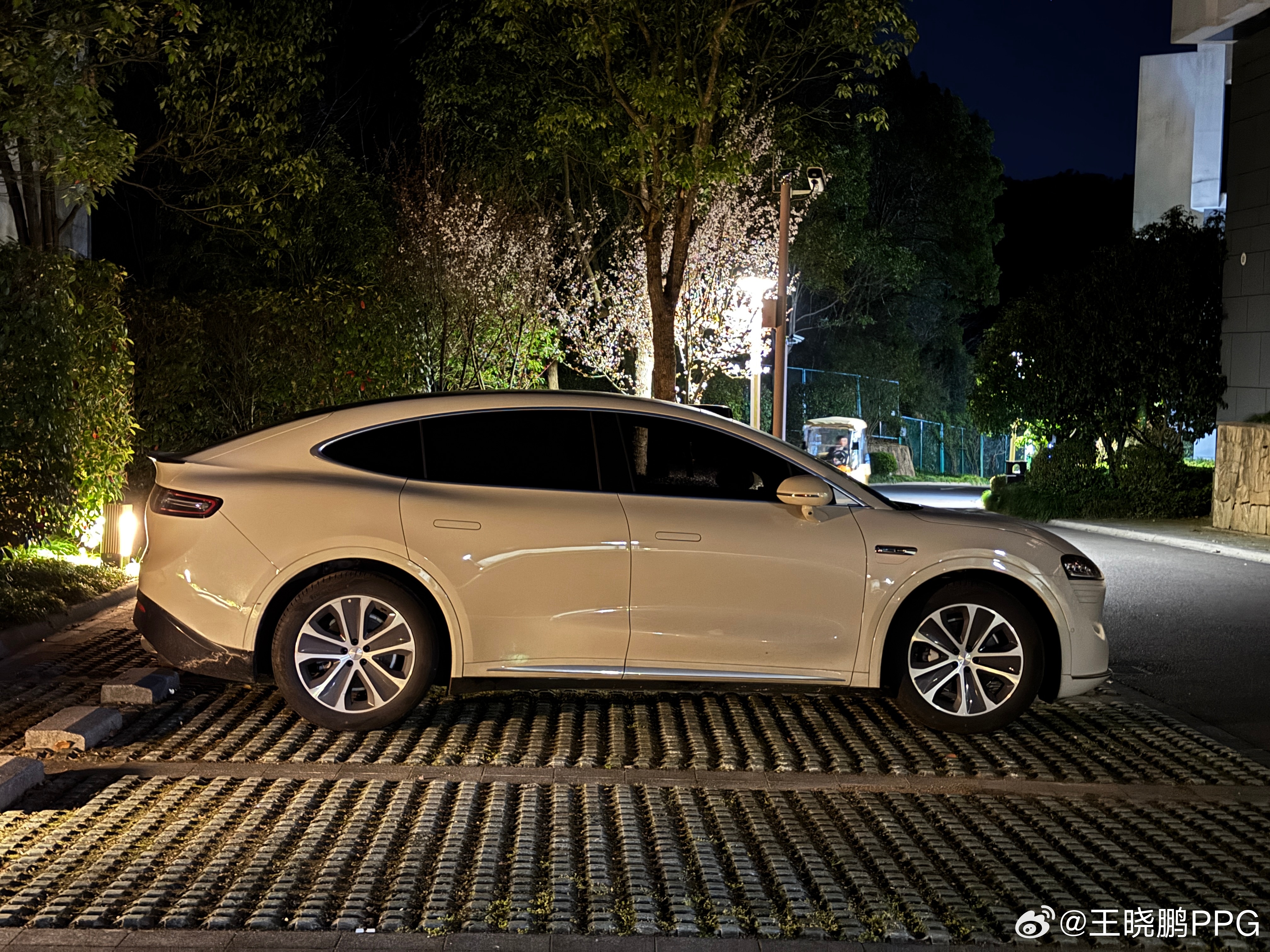 看个人奋斗也要看历史进程看合作车企的努力，更得看华子给分到的任务 