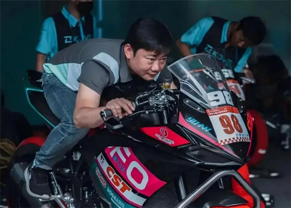 【“张雪”被全球更多人知道了 全球搜索热度暴涨】据媒体报道，在世界超级摩托车锦标