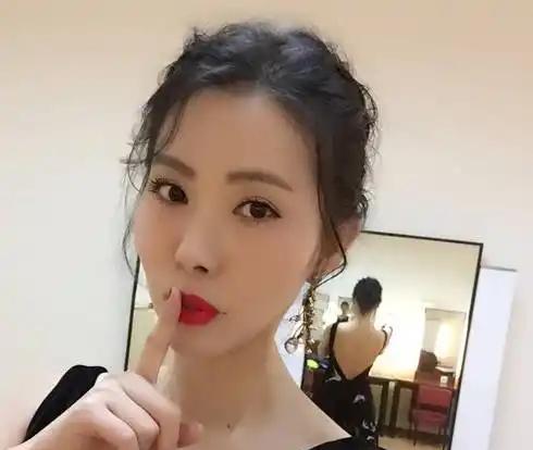 郑琳啃着凌晨两点的冷盒饭，改掉了脚本里第8个“哇”字。
当年选美，她靠这个语气