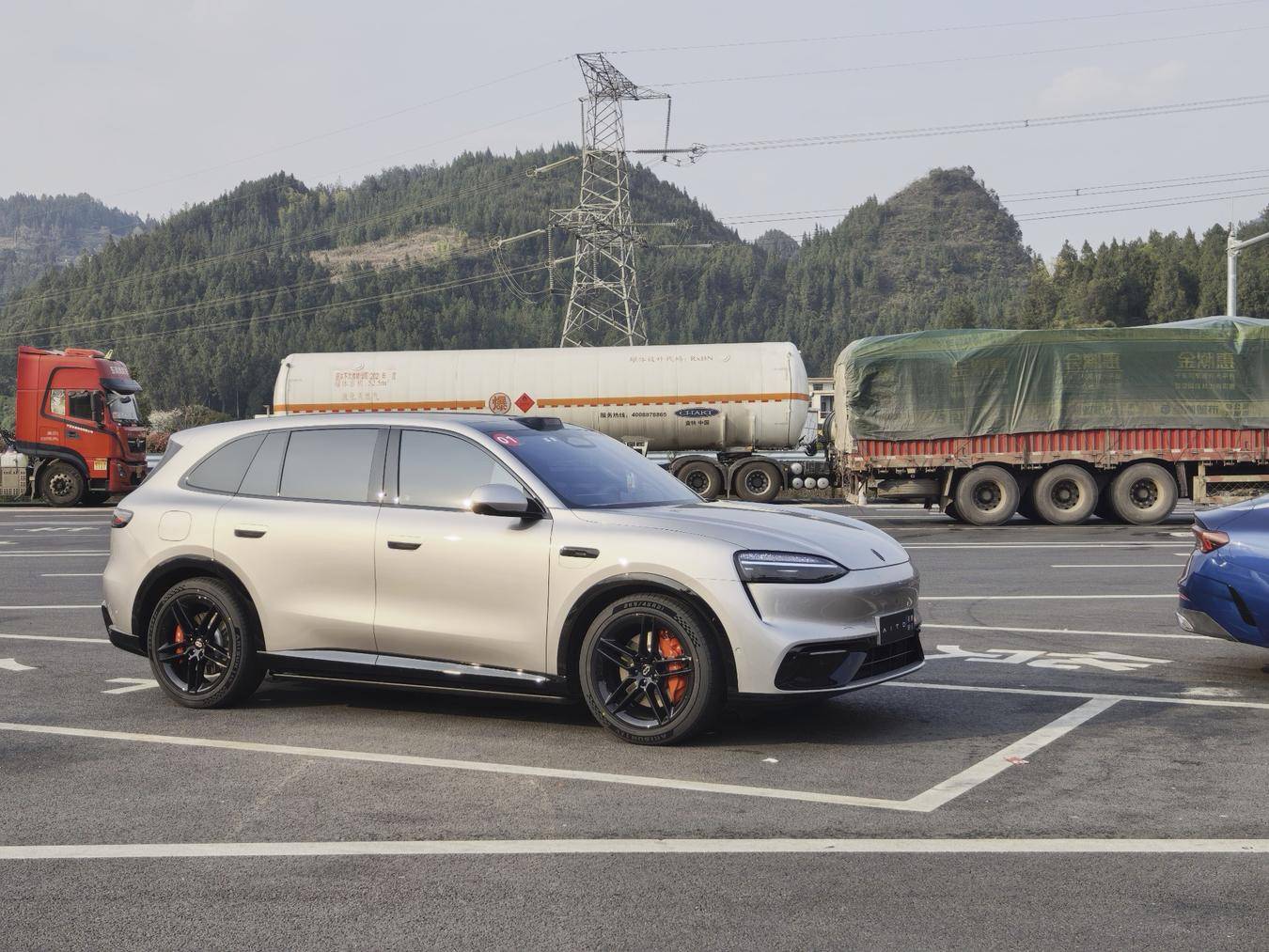 问界M6的银色是真有感觉 