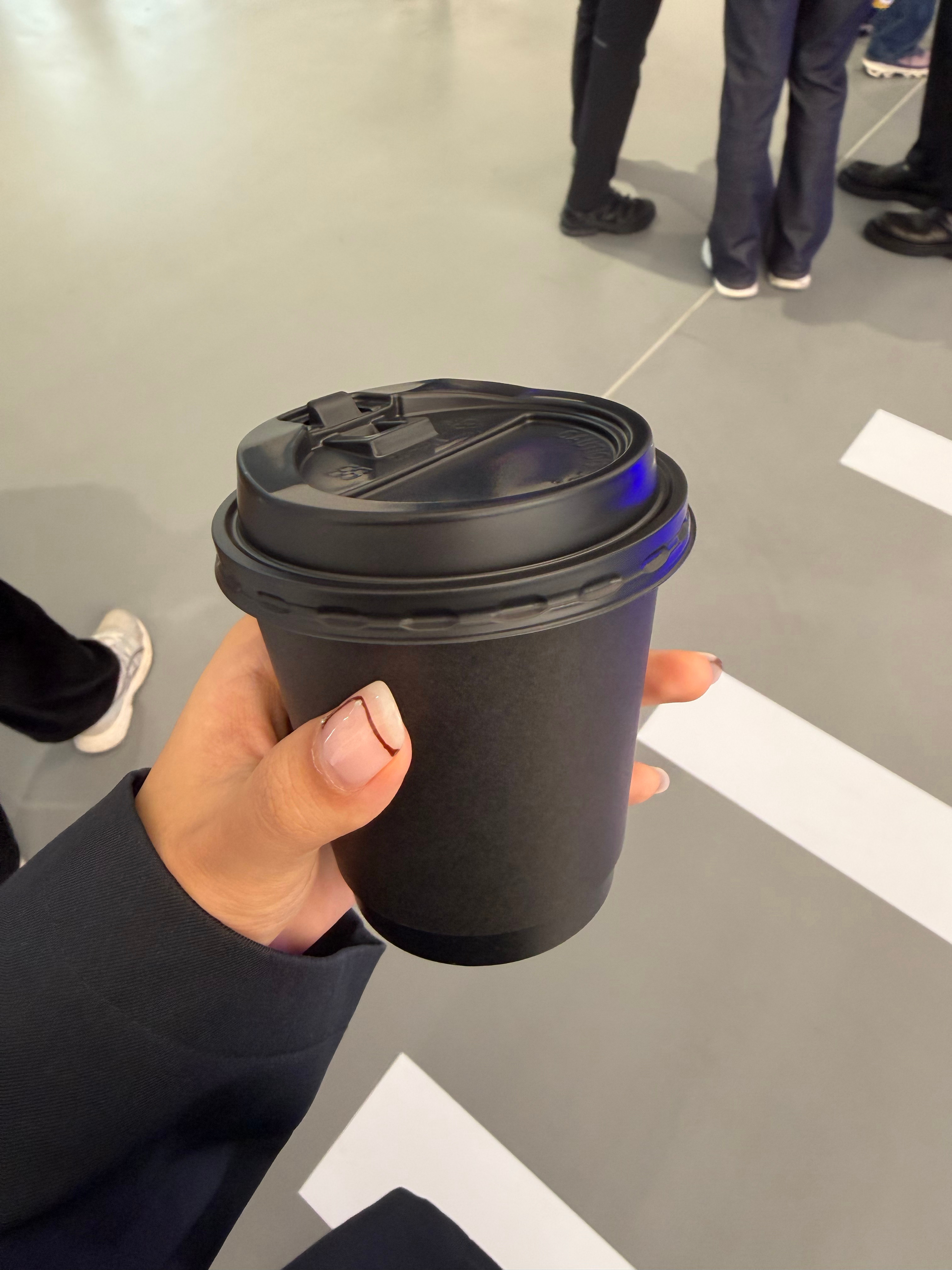 上海最近开始冷起来了冰美式要换成热的，可以暖暖手🙉 ​​​