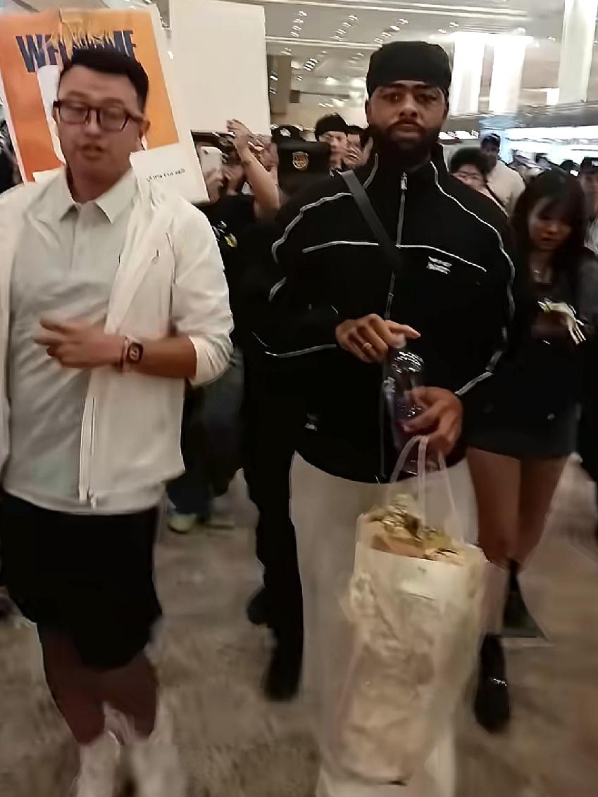 昨天，上海男篮新外援拉塞尔顺利抵达上海机场。照片显示，拉塞尔刚走出机场，就遇上大