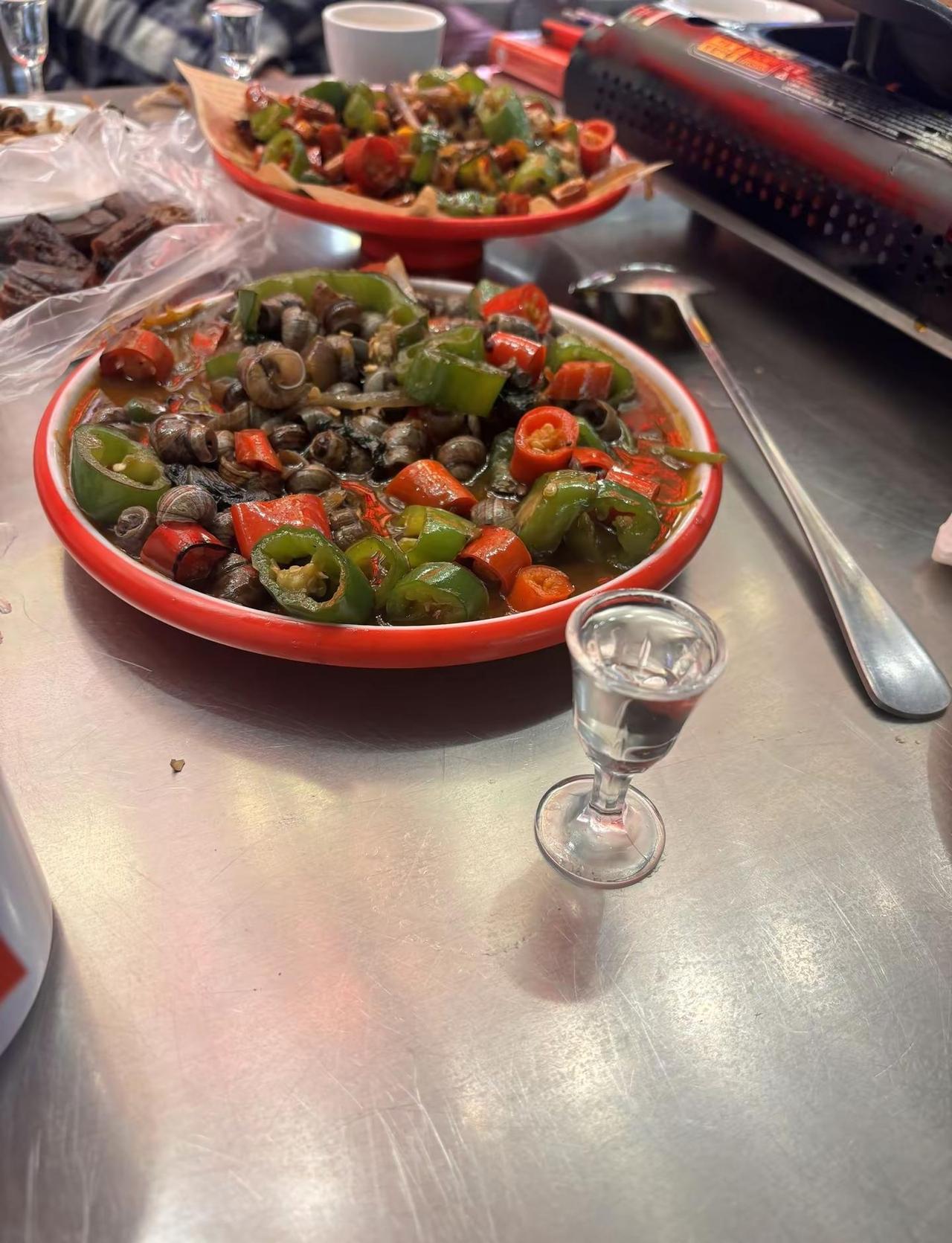 喝点酒回避一下现实 酒醒了继续生活