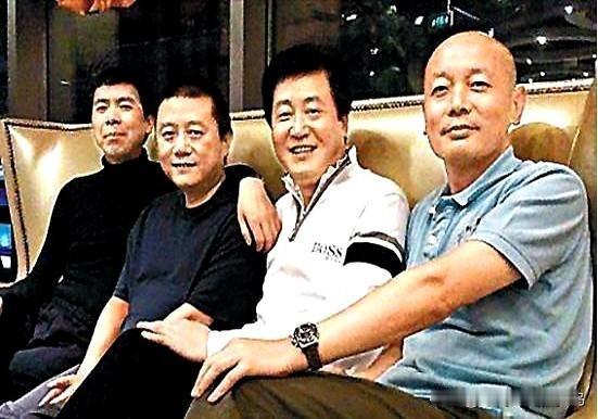 王朔从骨子里是瞧不上冯小刚的，认为他不够敞快，精于算计。

老北京分为两类人，一