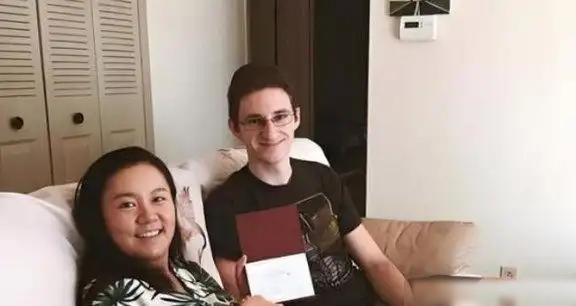 2019年，美国一名男子对着自己的中国妻子怒吼：“滚回中国去！”这段刺耳的咆哮，