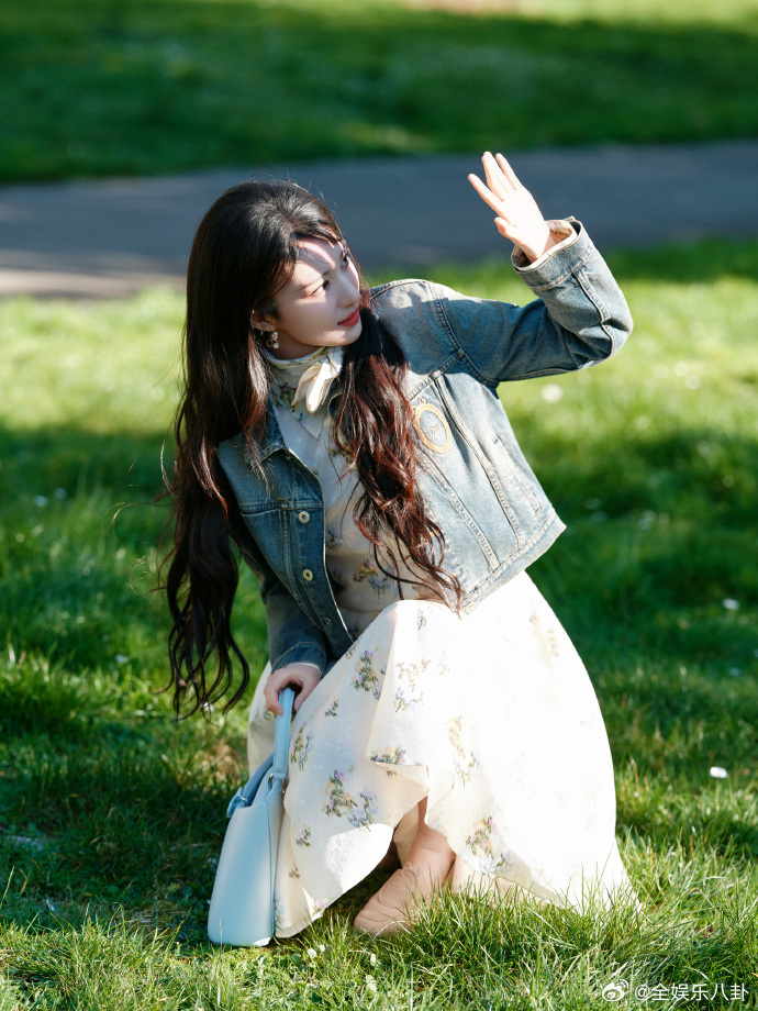 王楚然元宵节出来晒一晒王楚然元宵节晒照 这个船儿美成啥了，在巴黎过元宵节，期待晚