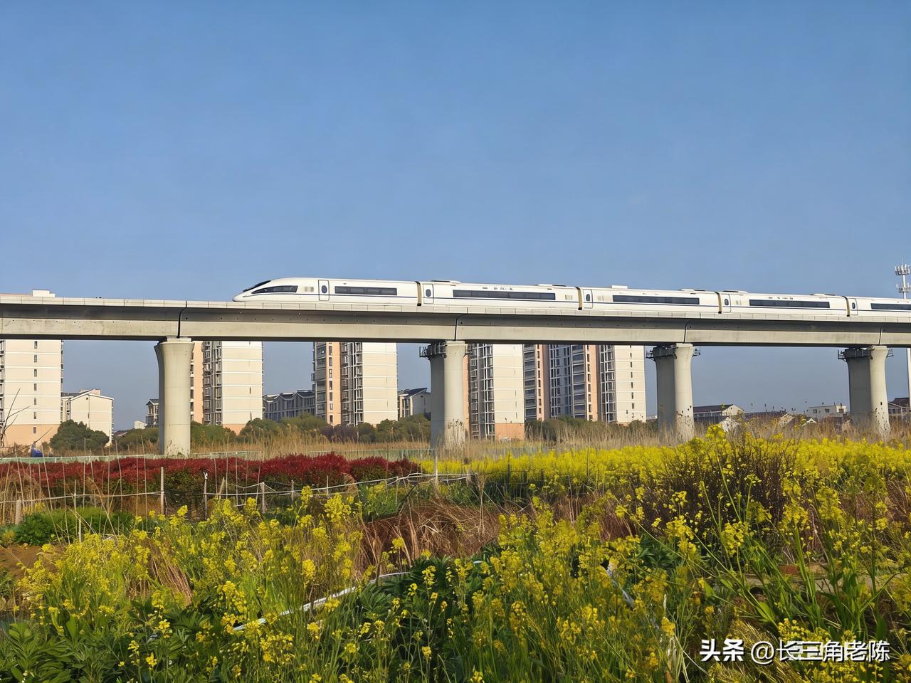 通苏嘉甬高铁确实在火热施工中，最新官方口径是：2027年底至2028年上半年建成