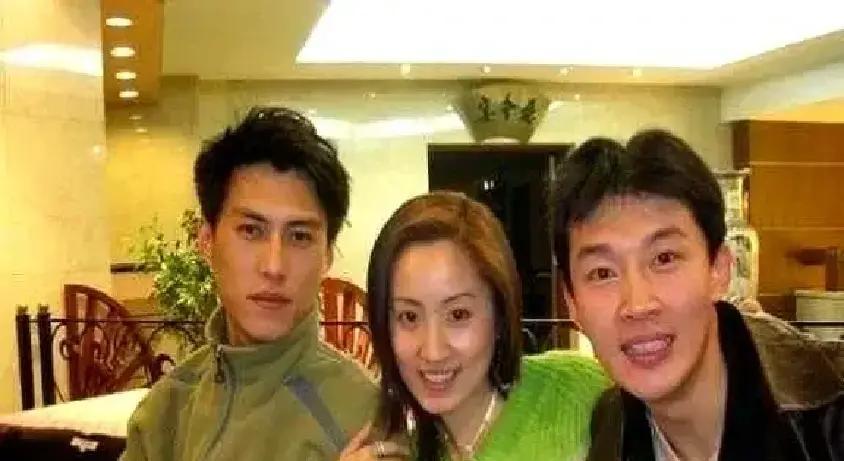 中戏99级有多离谱？
 
靳东、曹磊这俩“隐藏王者”一出，全班直接封神。
 
靳