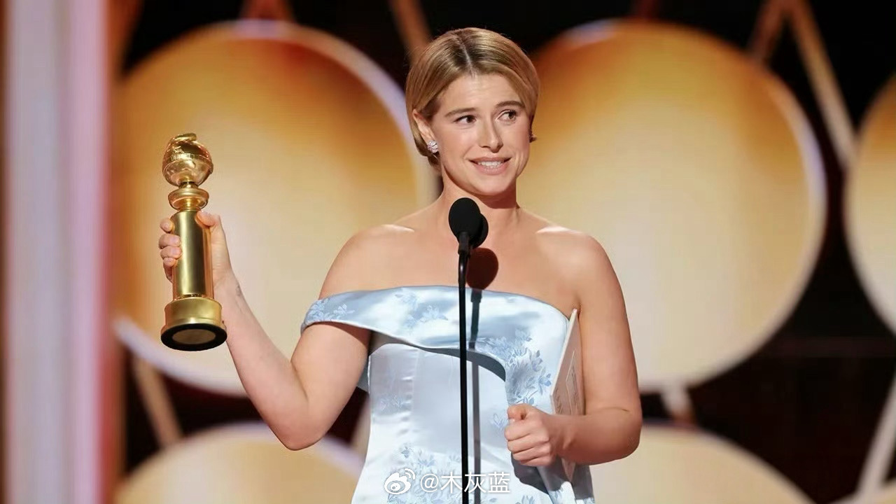 杰西·巴克利今天刚拿到金球奖剧情类影后，她的新片「暗黑新娘」就官宣将于3月6日在