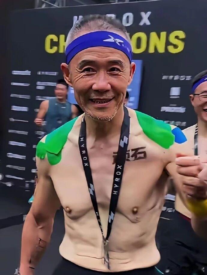 不科学啊。王石75岁的皮肤状态怎么会这么松弛？而且王石还常年健身 图：8月中旬，