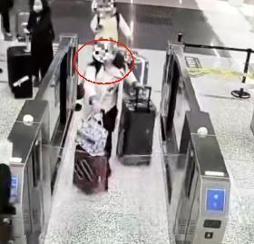 成都双流机场，海关从一名入境旅客身上，当场查出112万现金还有1.8万美元。更离