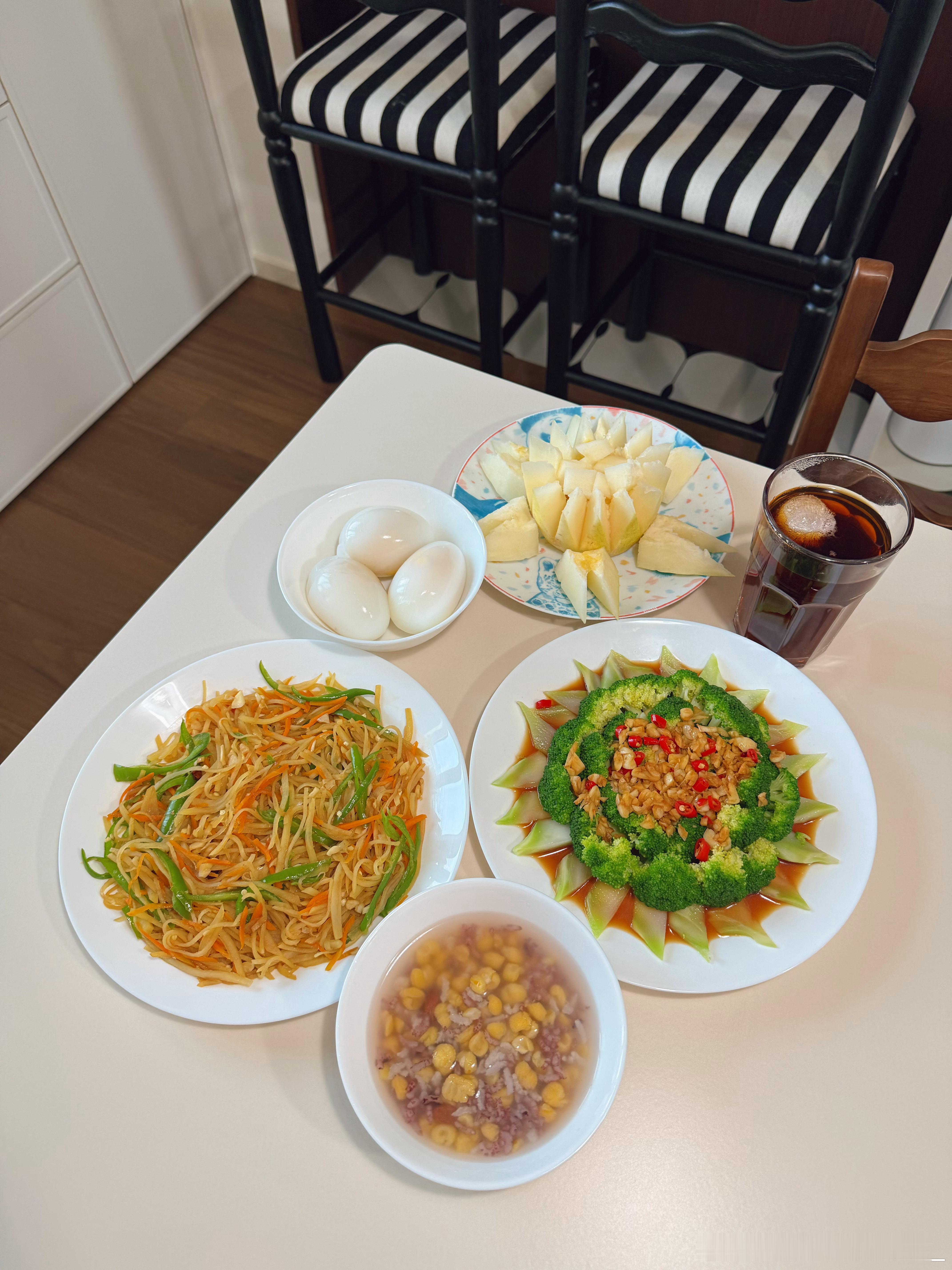 炒土豆丝蒜蓉西兰花烫水饭煮大鹅蛋！