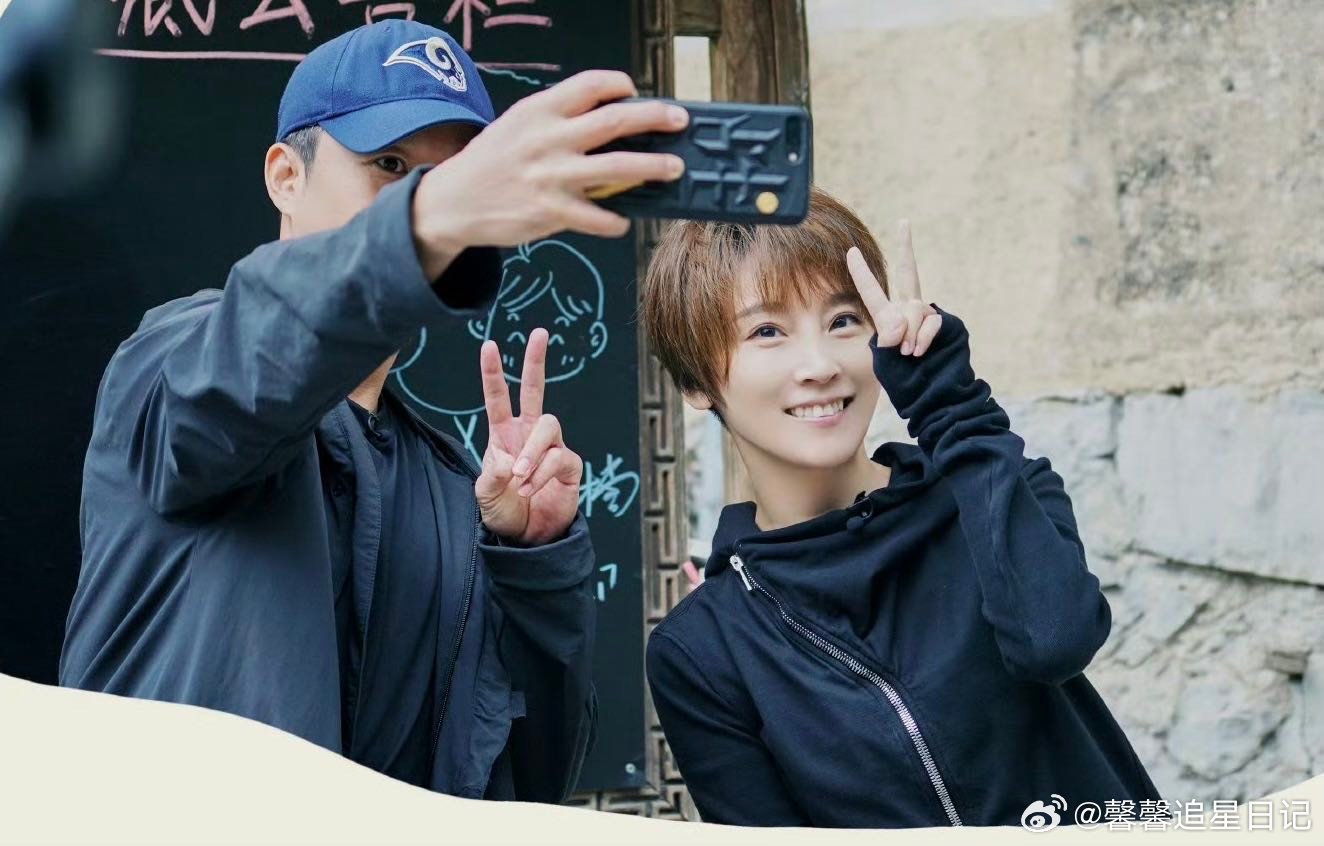 吴京夸谢楠飒 吴京全力应援谢楠舞台，一句温柔告白直接封神！你勇敢发光，我全力撑腰