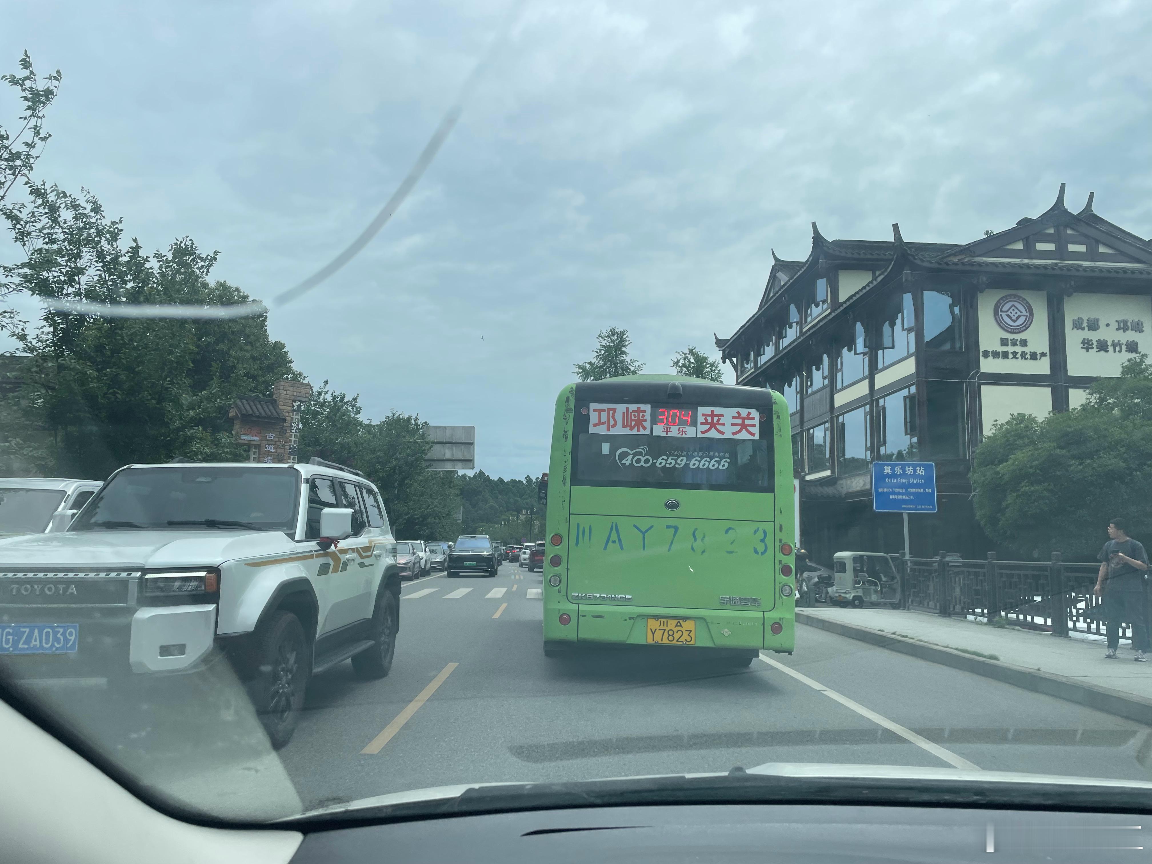 哪个憨批过节再来类似的地方。要不是我婆娘非得说带娃在这里溜达打死我都不会来 