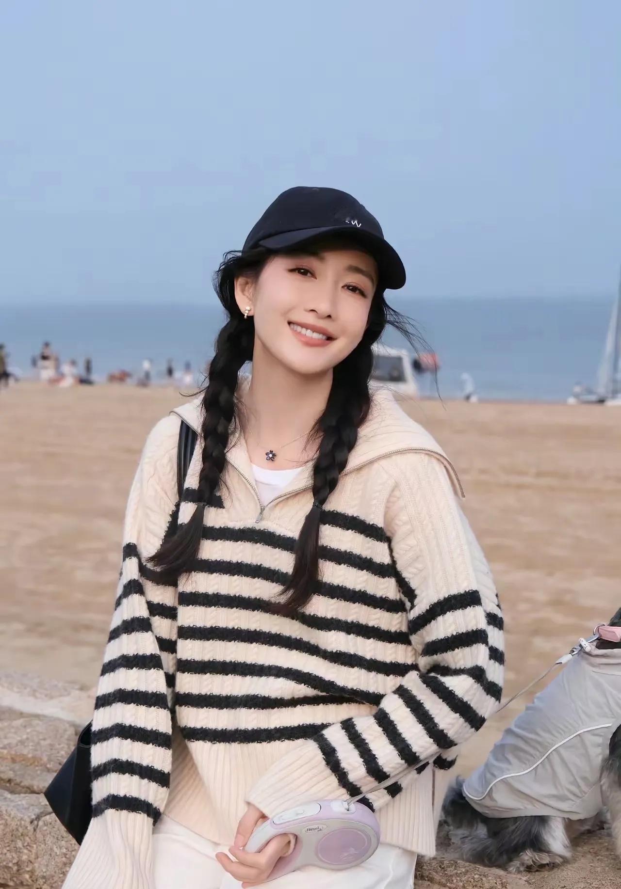 王鸥海边假日随拍，条纹毛衣配双麻花辫，温柔又元气。
王鸥