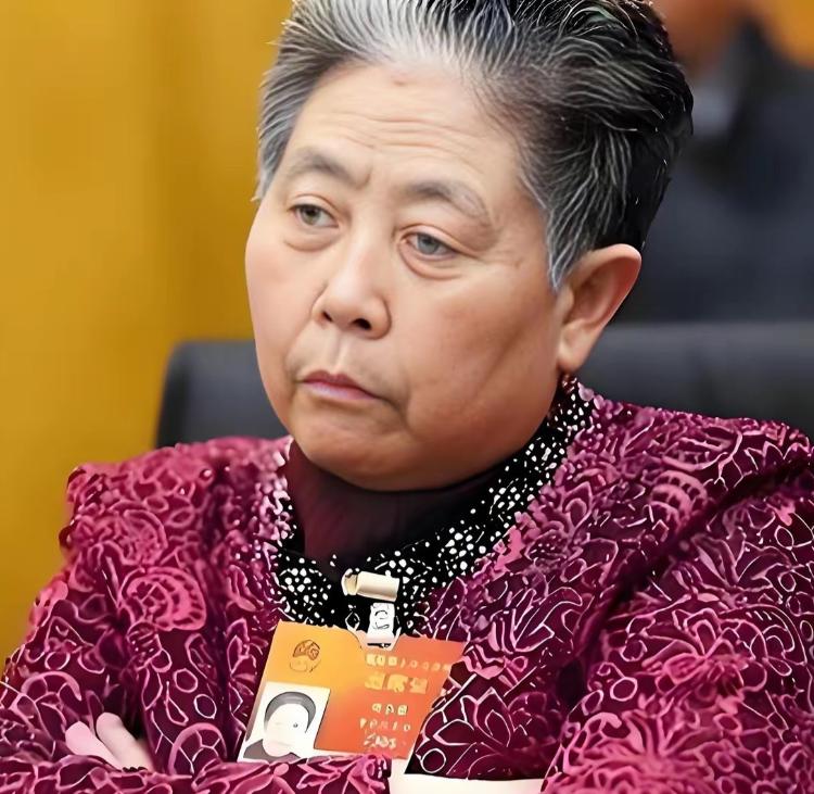 她到处求人给她供玻璃瓶，所有人都拒绝了，只有一家玻璃厂同意，让她每天去捡几十个瓶