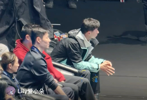 在场外观众席观看国乒男团伦敦团体世乒赛淘汰赛首轮对阵澳大利亚比赛的马龙！
依旧改