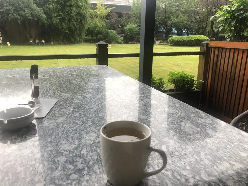 人间最难得的和解
不是宽宥他人的过，
而是与自己的灵魂握手言和。
 
请允许自己