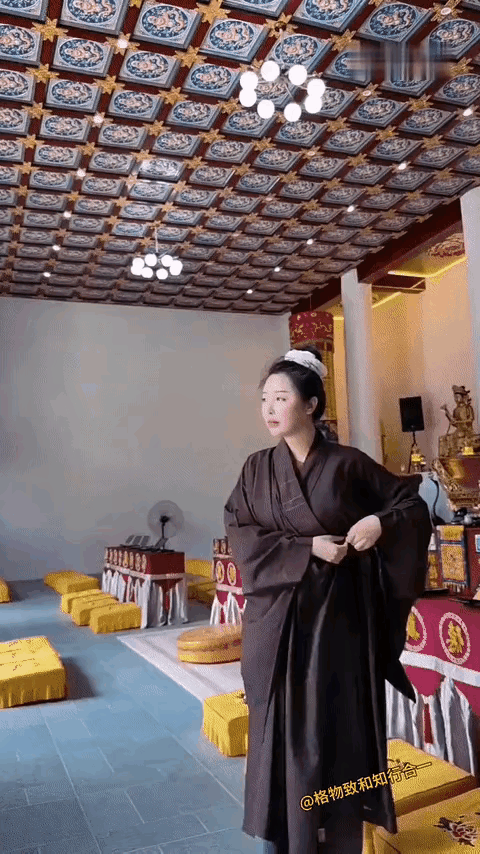 虔诚的仙姑下班了。脱去教袍，换上时装，下面去哪里？酒店还是广场？