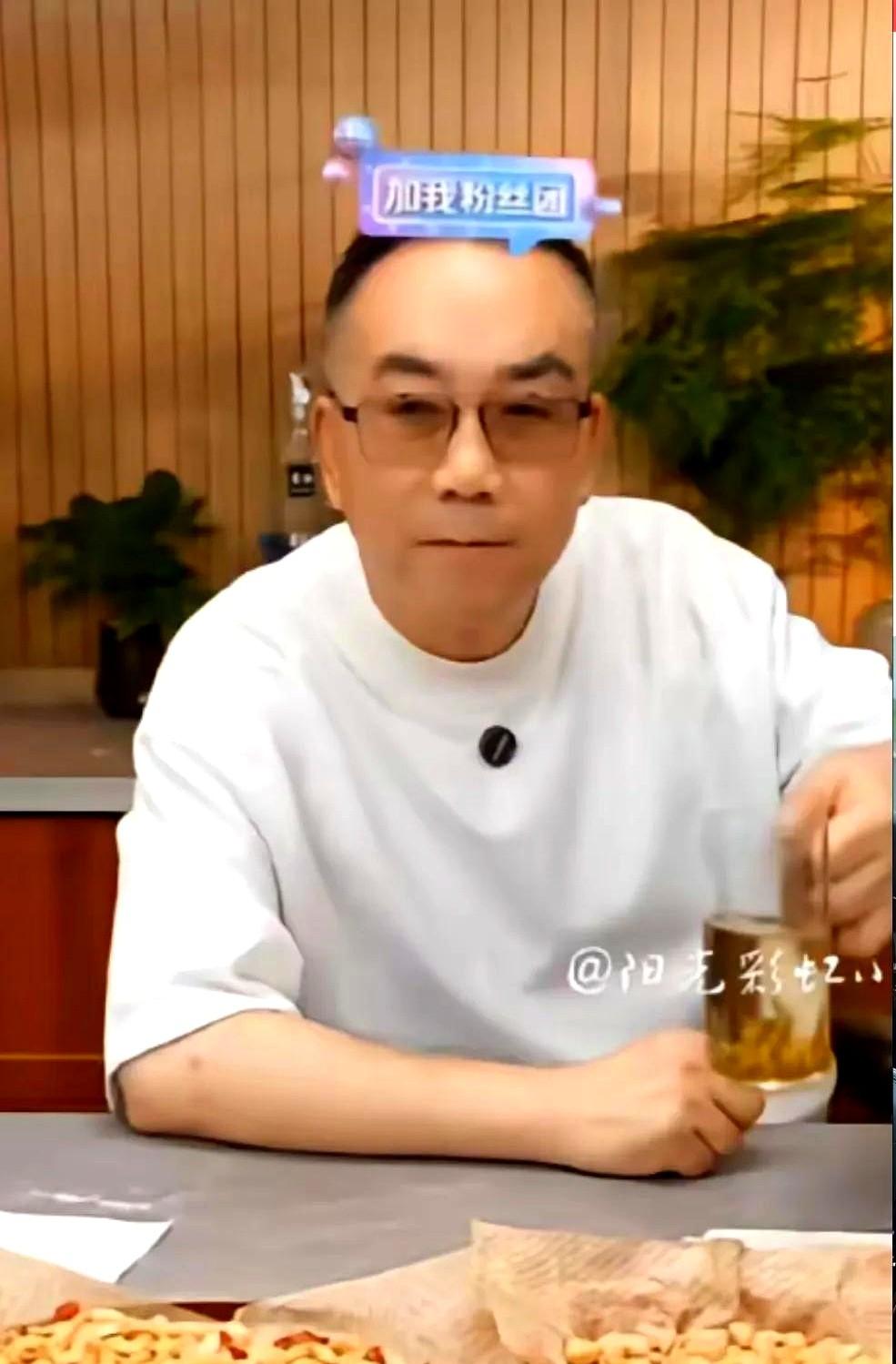 “你问哪一个老婆？先排队！”杨议一嗓子把直播间掀翻，弹幕刷成瀑布。

有人笑：“