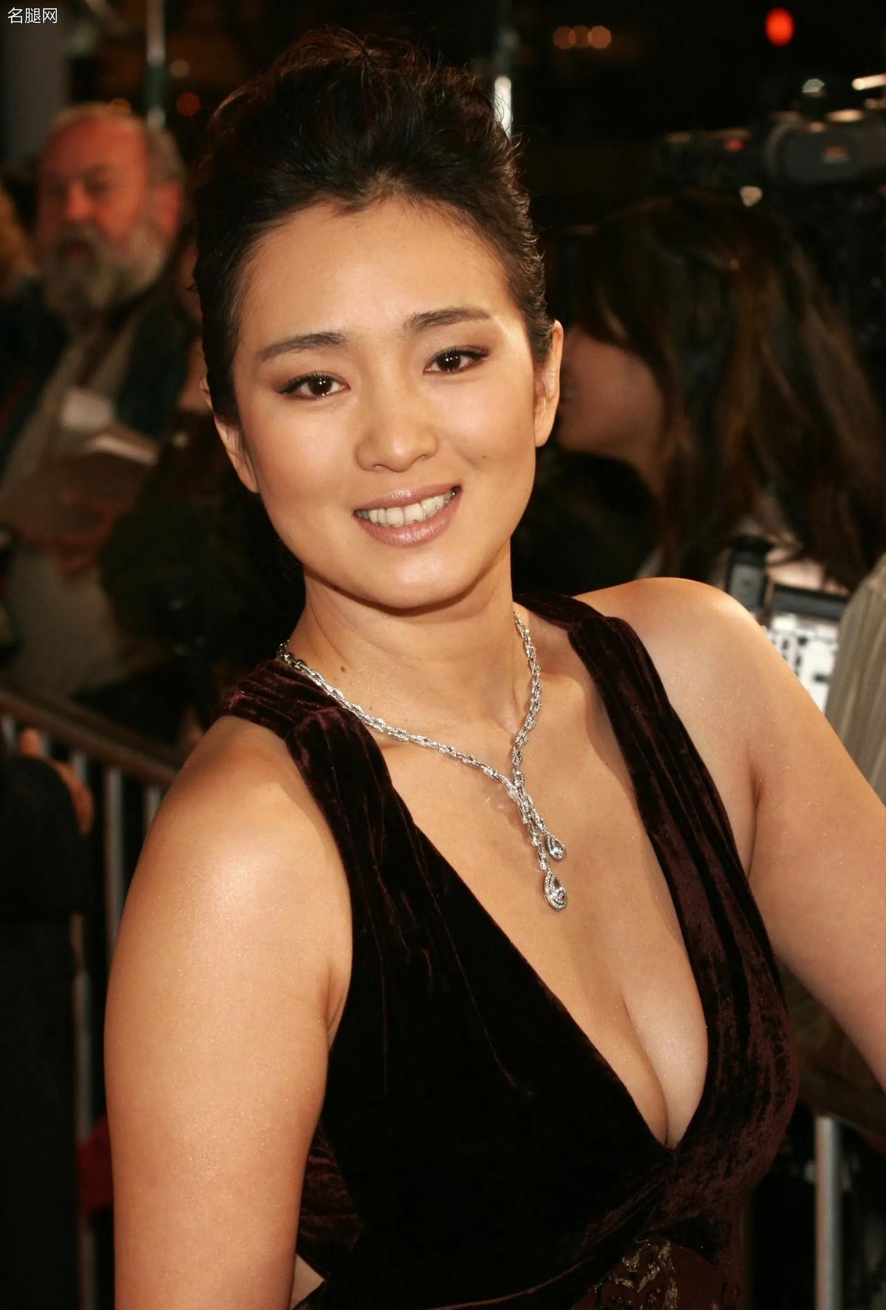 她是多少70后80后心目中的偶像，她应该算是第一代谋女郎吧。秋菊打官司，大红灯笼