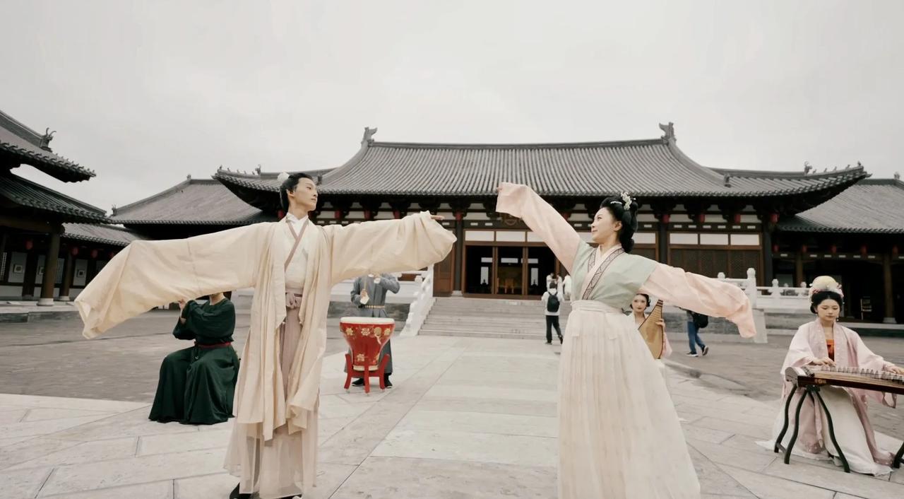 #上联：天上银河无船渡，诚邀下联#
[玫瑰][福][送自己一朵花]
下联：人间真