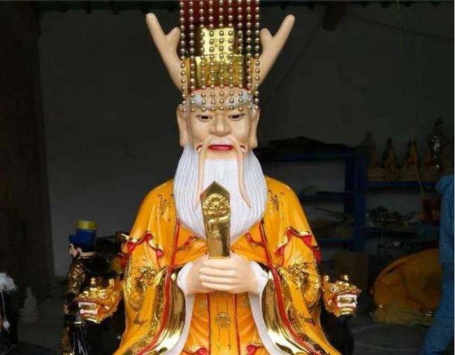 #河神的传说#
在古代，人们敬重山川五岳，对于大海、湖泊、河流都会奉为不一样的神