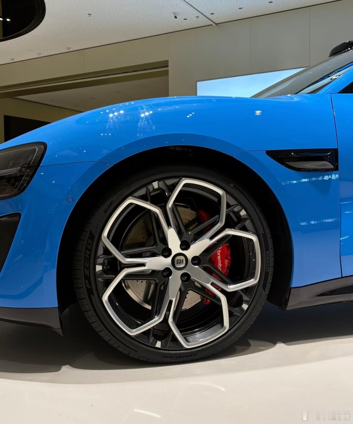 小米SU7蓝色实车，已经在陆续进店了，2年改款一次，配置大幅提升，预售价格也贵了