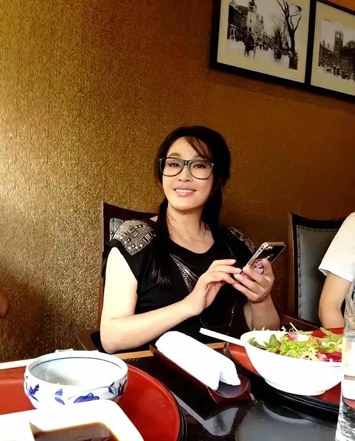 74岁刘晓庆就是不能不找男朋友，她是为了需求还是纯粹为了找个精神伴侣？到了她这种