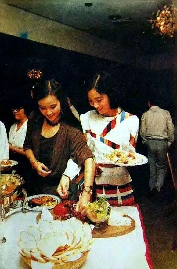 刘晓庆这张照片拍的很好看！1984年，龚雪与刘晓庆。
刘晓庆过去有好多好看的照片