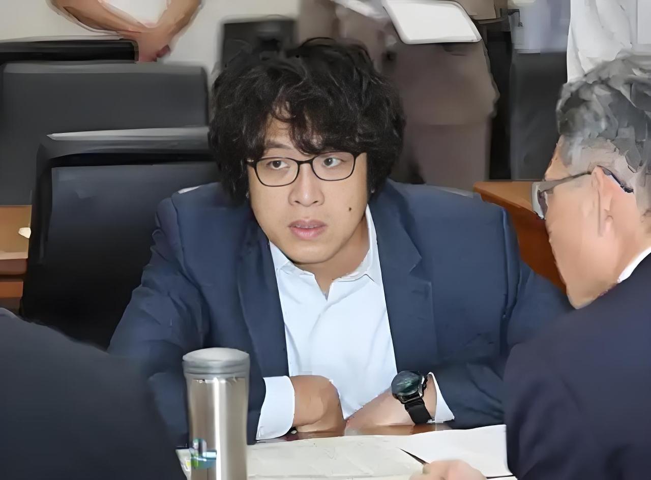 沈伯洋已经蹦跶不了几天了。因为中国已经通过国际刑警组织渠道启动了红色通缉令程序，