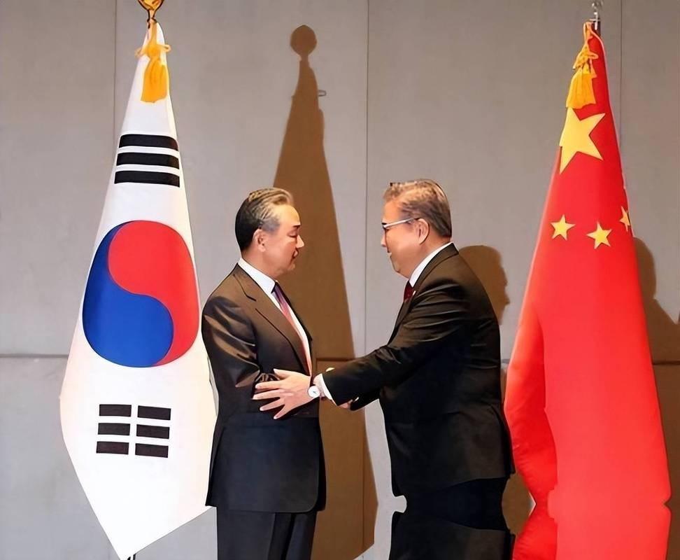 就因为咱们新闻稿里的一个日常用词，韩国人竟然直接急眼了，还跑来找我们抗议。
9月