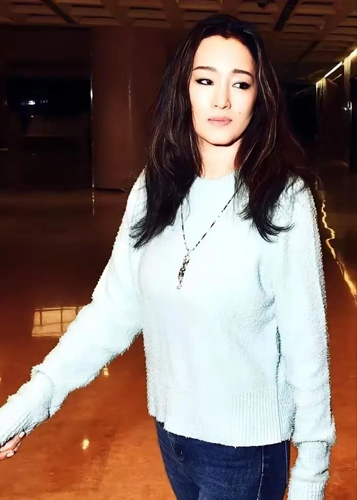 不得不说，1990年25岁的巩俐真是美得独特。那时她已凭《菊豆》获瓦尔纳国际电影