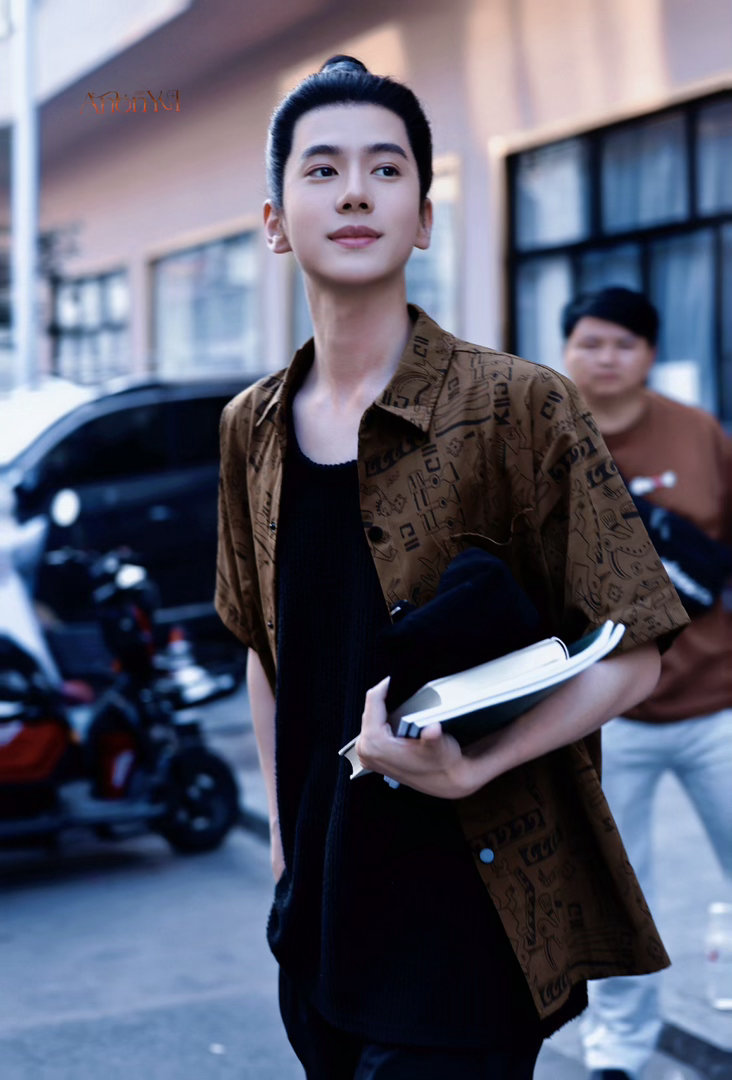 潘毅鸿回应兰香如故男扮女装《兰香如故》里潘毅鸿的反串能收获这么多好评，不单单是扮