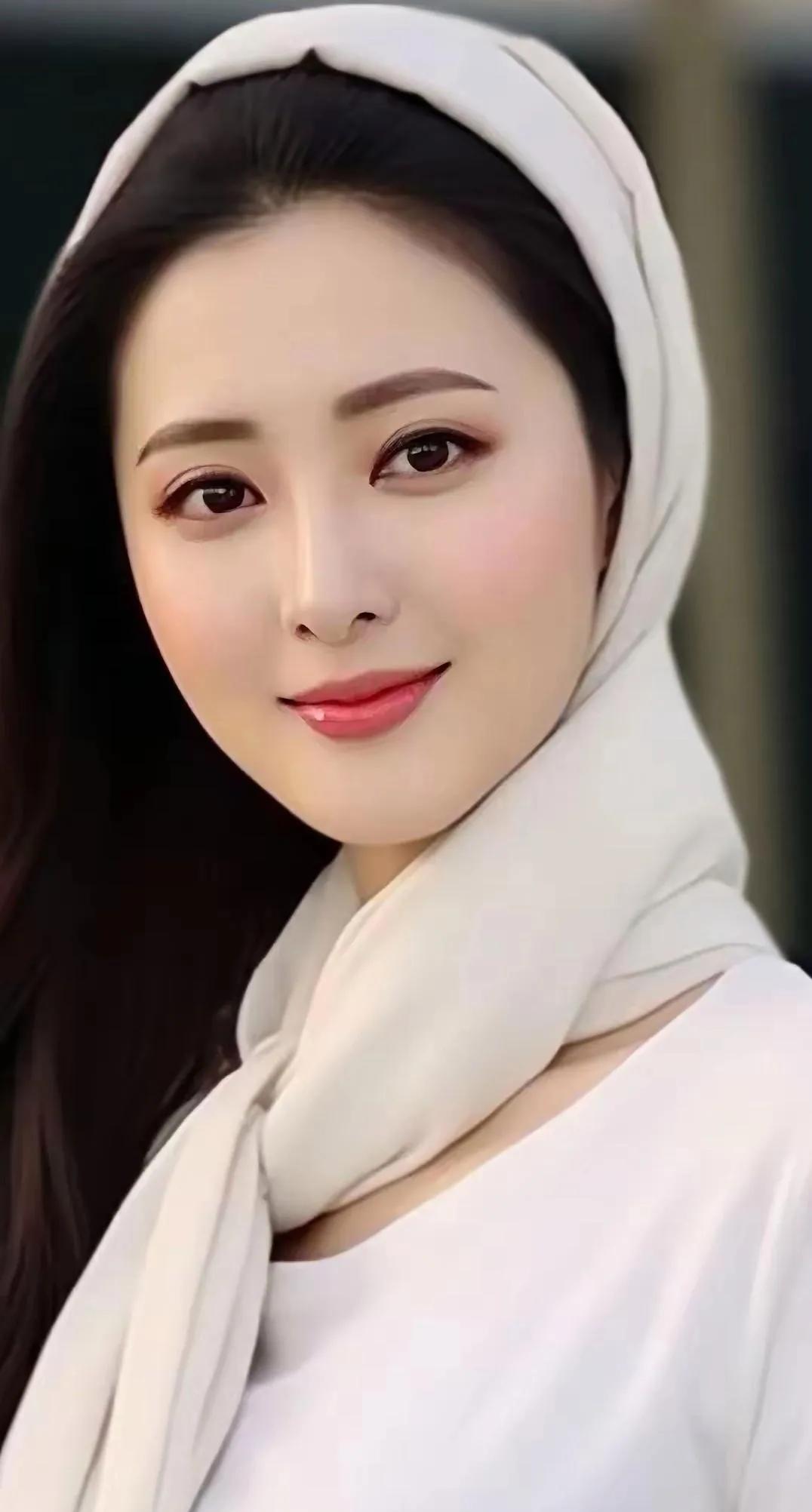 女人美丽如诗，犹如清晨的露珠，散发着淡淡的光芒，让人忍不住欣赏与赞叹。