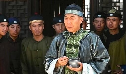 乾隆十四年，刚当上印务章京不久的李侍尧，就因为做事利索、办文敏捷，被乾隆看在眼里