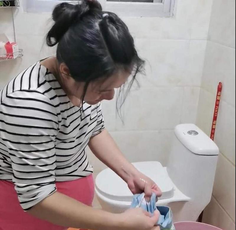 这女人每天拼命“打扫”，却让家人恨得牙痒痒！到底是“勤快”还是“偏执”？
你以为