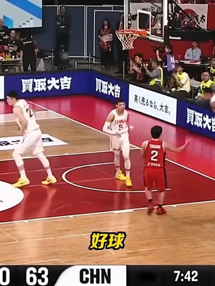 拼了！赵睿飞身抢断，助攻贺希宁上篮得分。
柯克在这处理不了球，富坚勇树太矮了，能