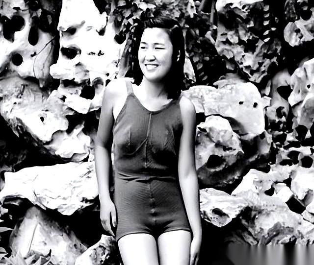 一张几十年前的泳装照，就那么戳在我眼前。
连体的，宽肩带，搁现在看甚至有点保守得