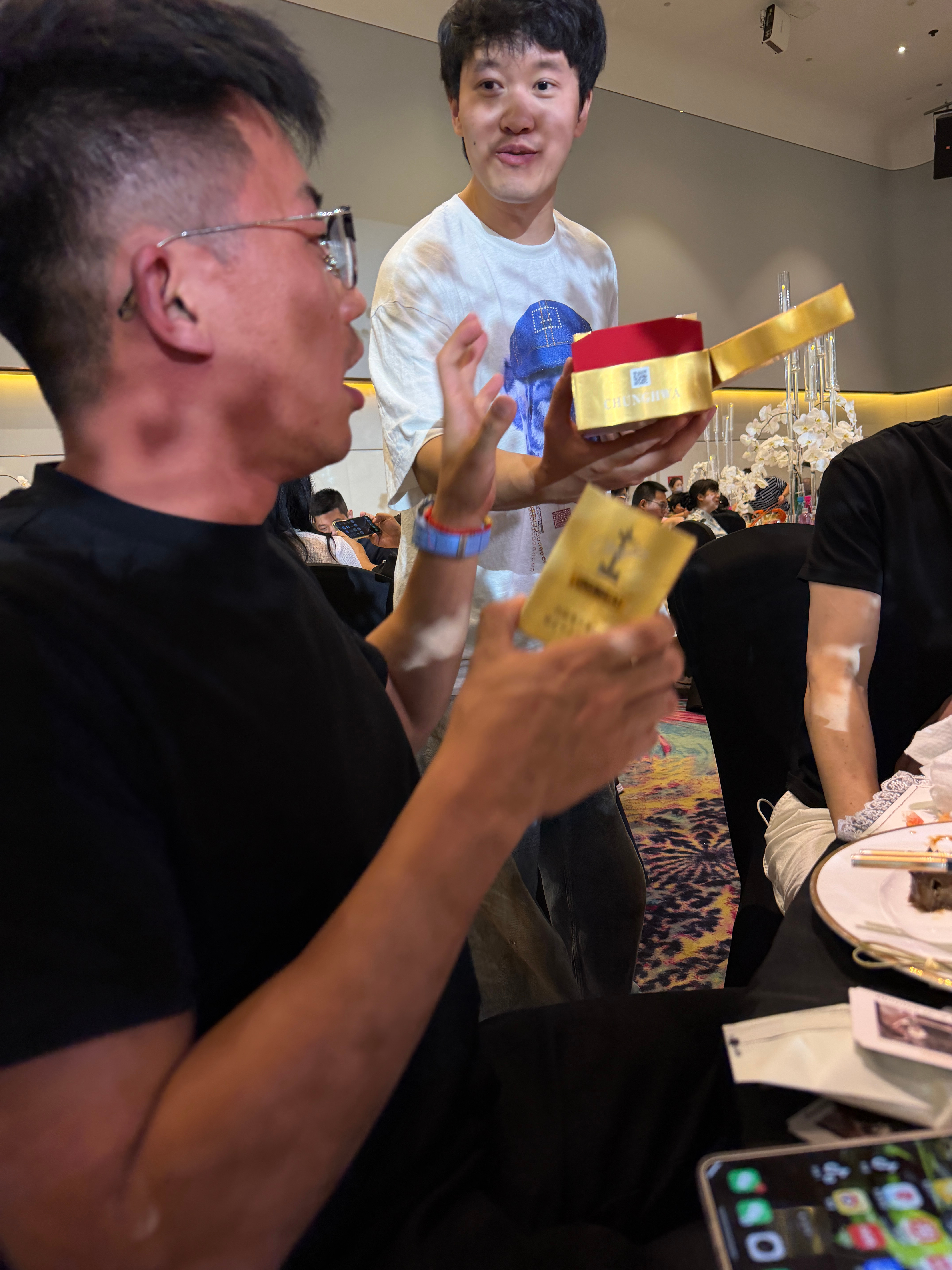 所有宾客每人200元红包，我这桌没坐满，我多拿了一个。。现在现场抽奖，三等奖是腊