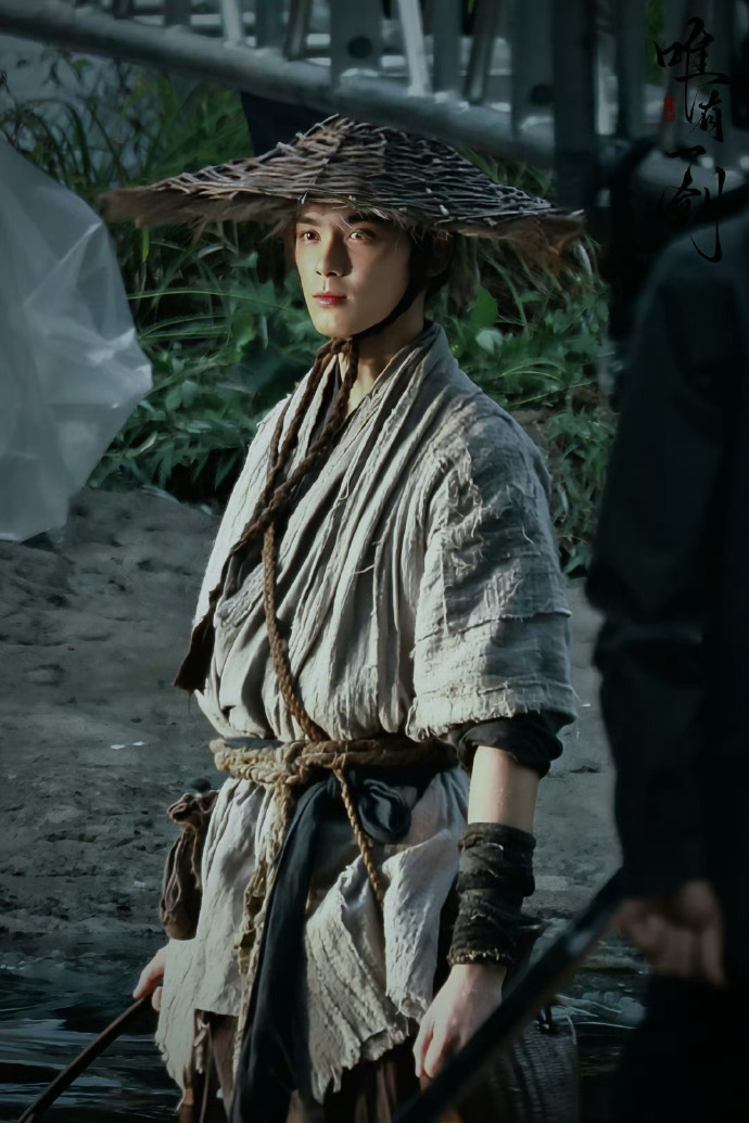 吴磊《剑来》造型路透中，麻衣采用交领设计，袖口微卷，搭配简单配饰，展现出角色的随