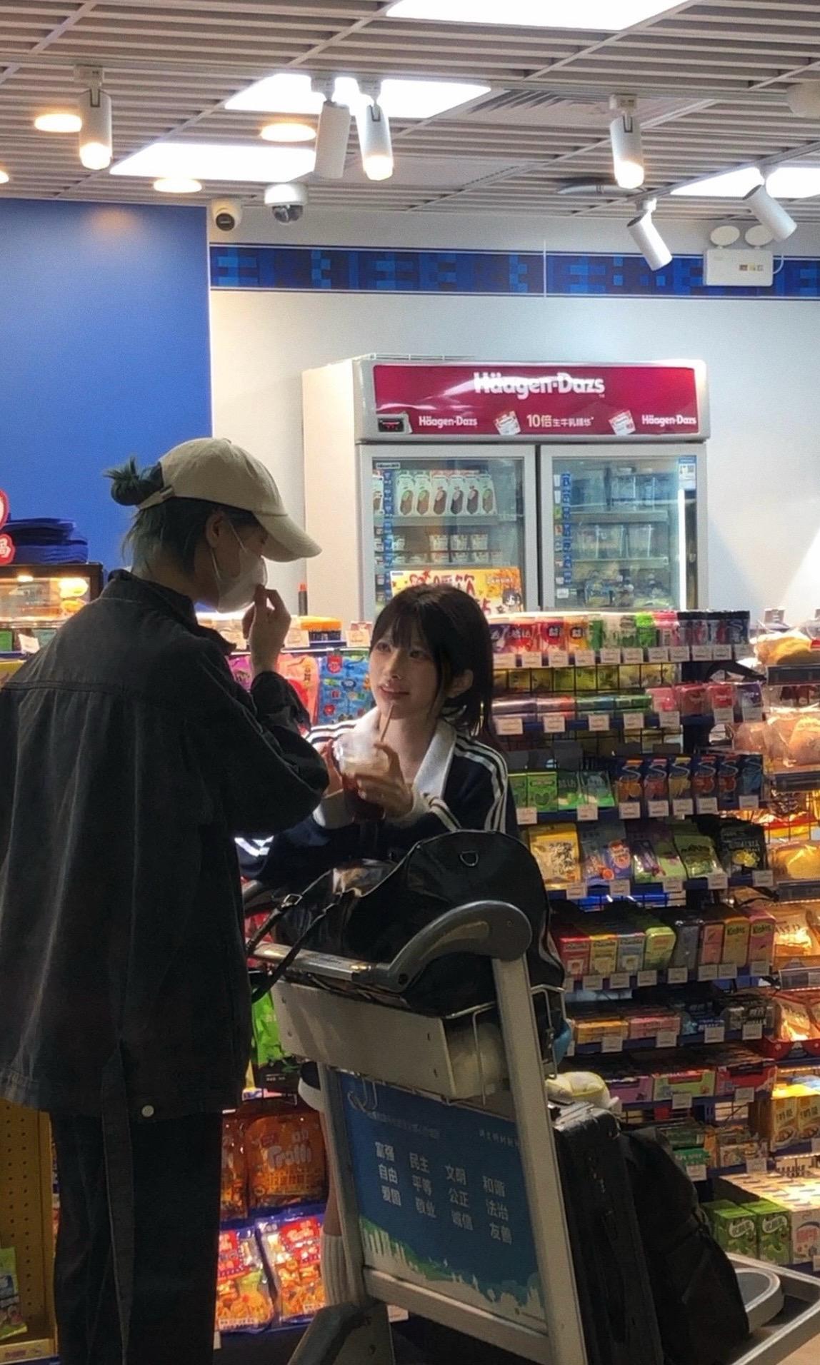 看起来下一秒要和助理传绯闻的站姐图。