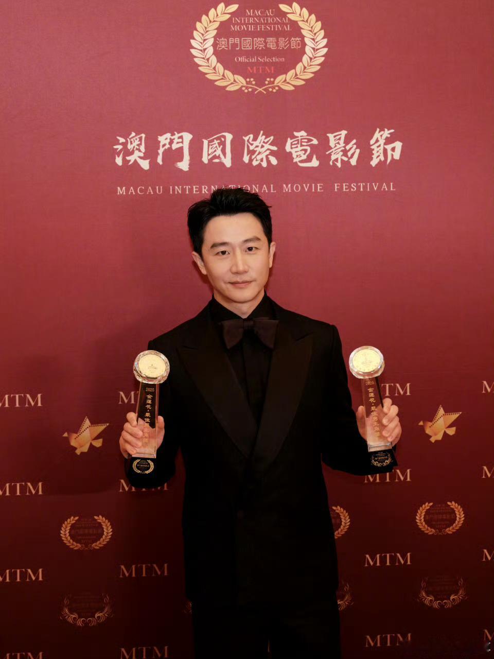 黄轩 伸出圆脚该说不说的黄轩真的有点东西吧！最近凭借《蛟龙行动》和《命悬一生》一