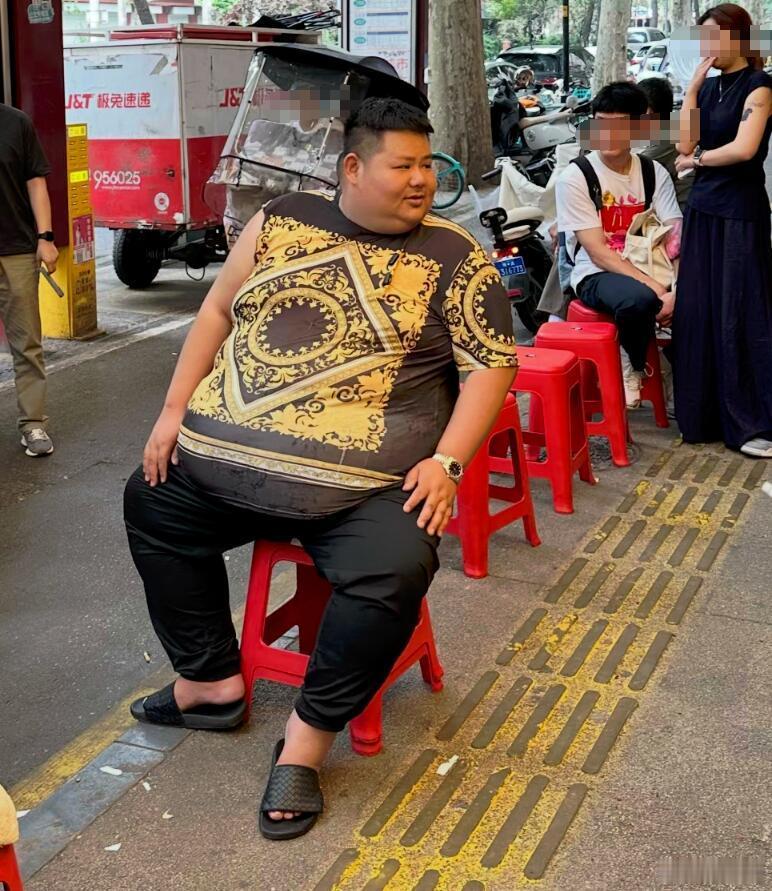 该说不说，良子真是全网顶流的吃播网红了，但代价是健康，甚至生命。所谓体检报告的正