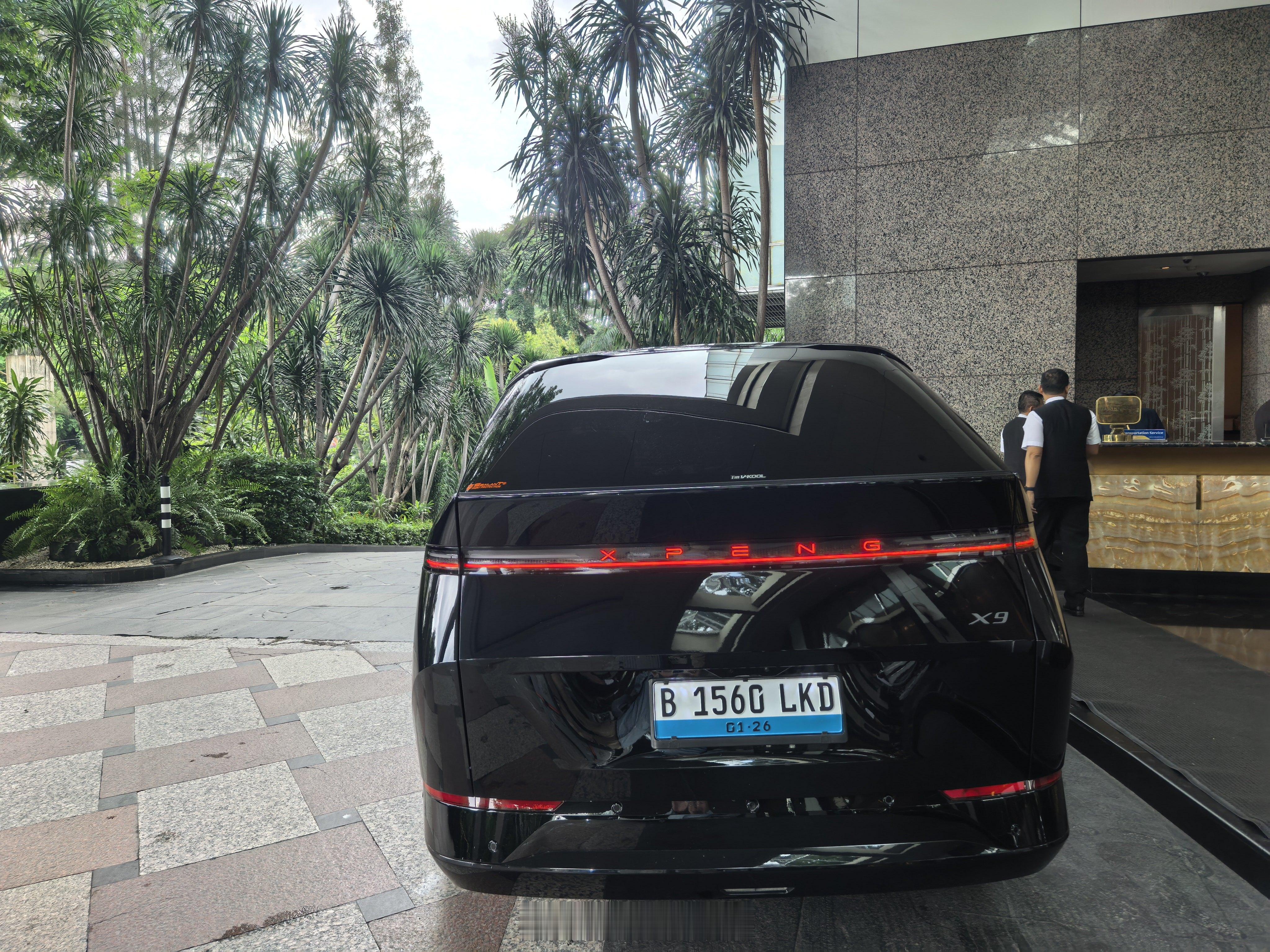 在酒店门口看到小鹏X9，这是我在印尼街面上看到的第一台小鹏出海过来的车辆。比MP