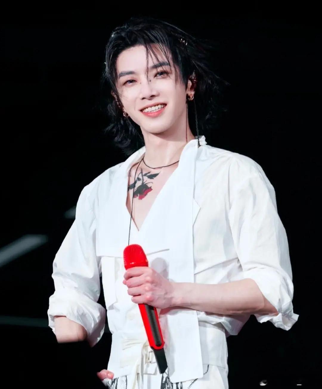 曝华晨宇演唱会前期投入好几个亿为了这场演唱会，华晨宇前期投入数亿打造专属舞台，每