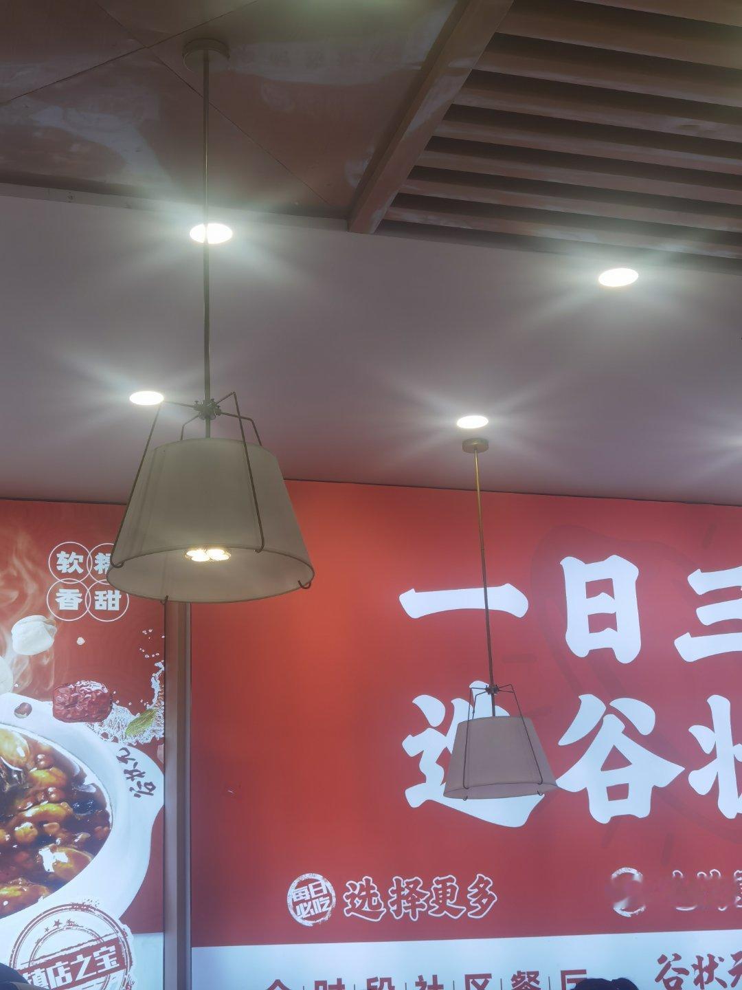 看着风和日丽的，一出门真冷啊，先简单吃点饭吧 