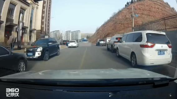 你见过情绪这么稳定的车主吗？
视频车已经靠最右边停车了，给对向来车留了足够宽的错