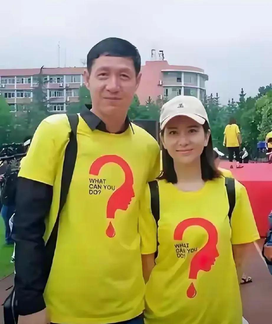 90年代，国足名宿黎兵与歌坛天后甘萍，在各自领域熠熠生辉。
    黎兵从左后卫