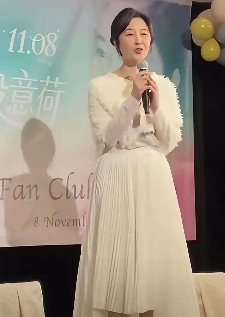 她怎么还有少女感！

你敢相信她都61岁了吗？

是不是她的婚姻太幸福了

才会